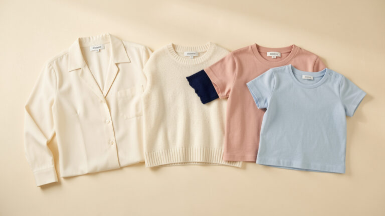 Sélection de hauts classiques et élégants pour femme, enfant et bébé, présentés dans des tons crème, marine, rose poudré et bleu clair.